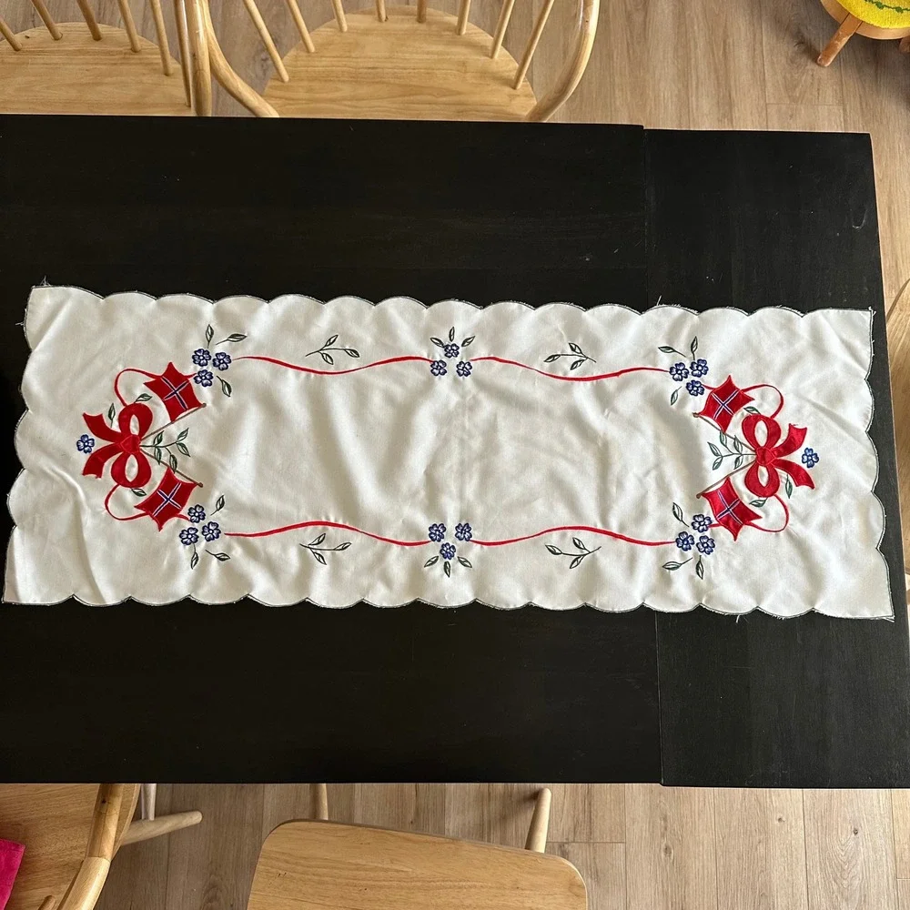 VTG Norwegian Flag Embroidered Table Runner Scalloped Edge White 42x15 Noray